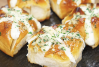 Korean Garlic Cheese Bread Recipe — Crispy, Cheesy Garlic Pull-Apart