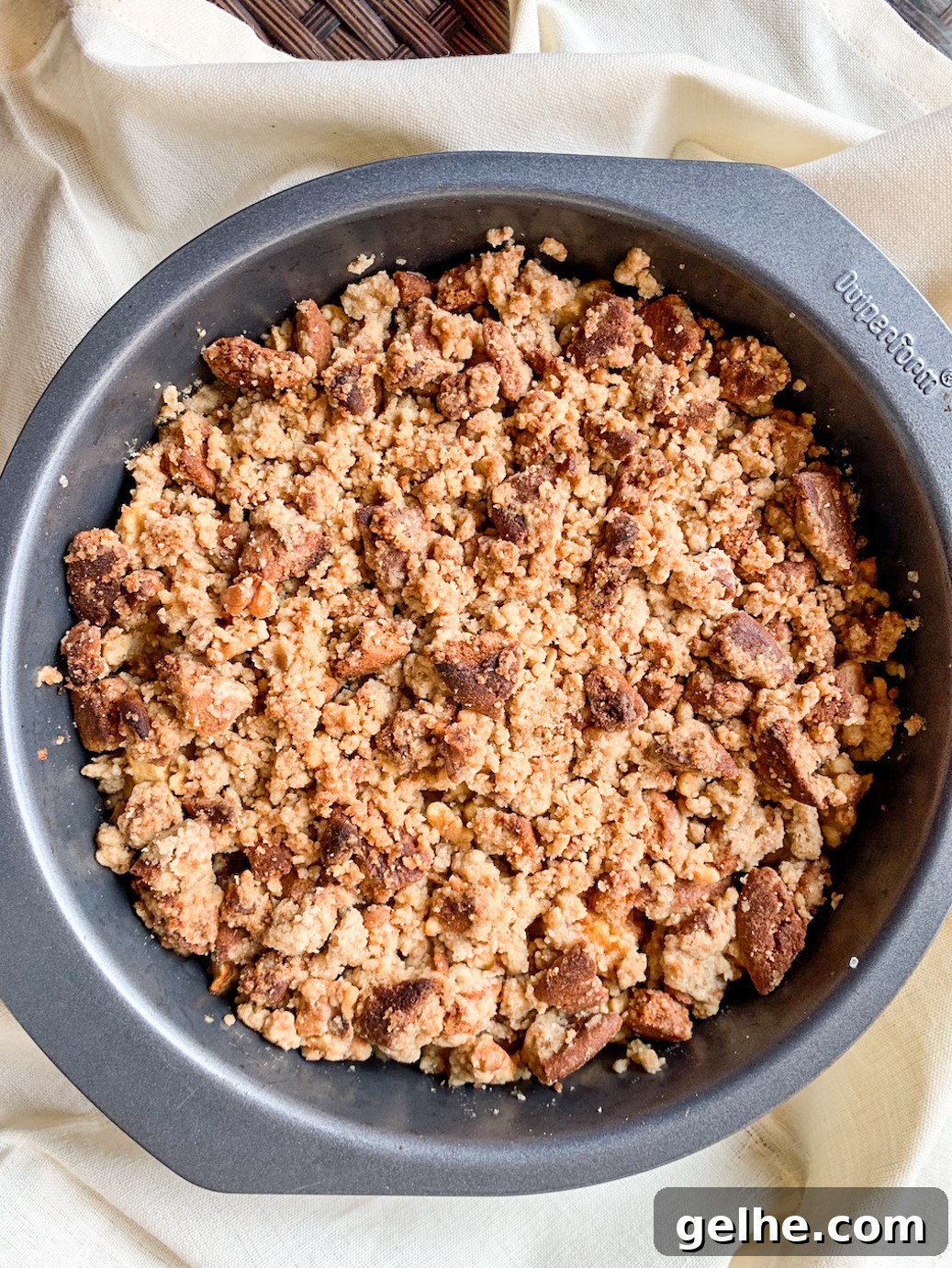 Apple Ginger Crumble with Biscuit Topping 4 Crunchy, toasty, spiced apple crumble with ginger biscuits and walnuts