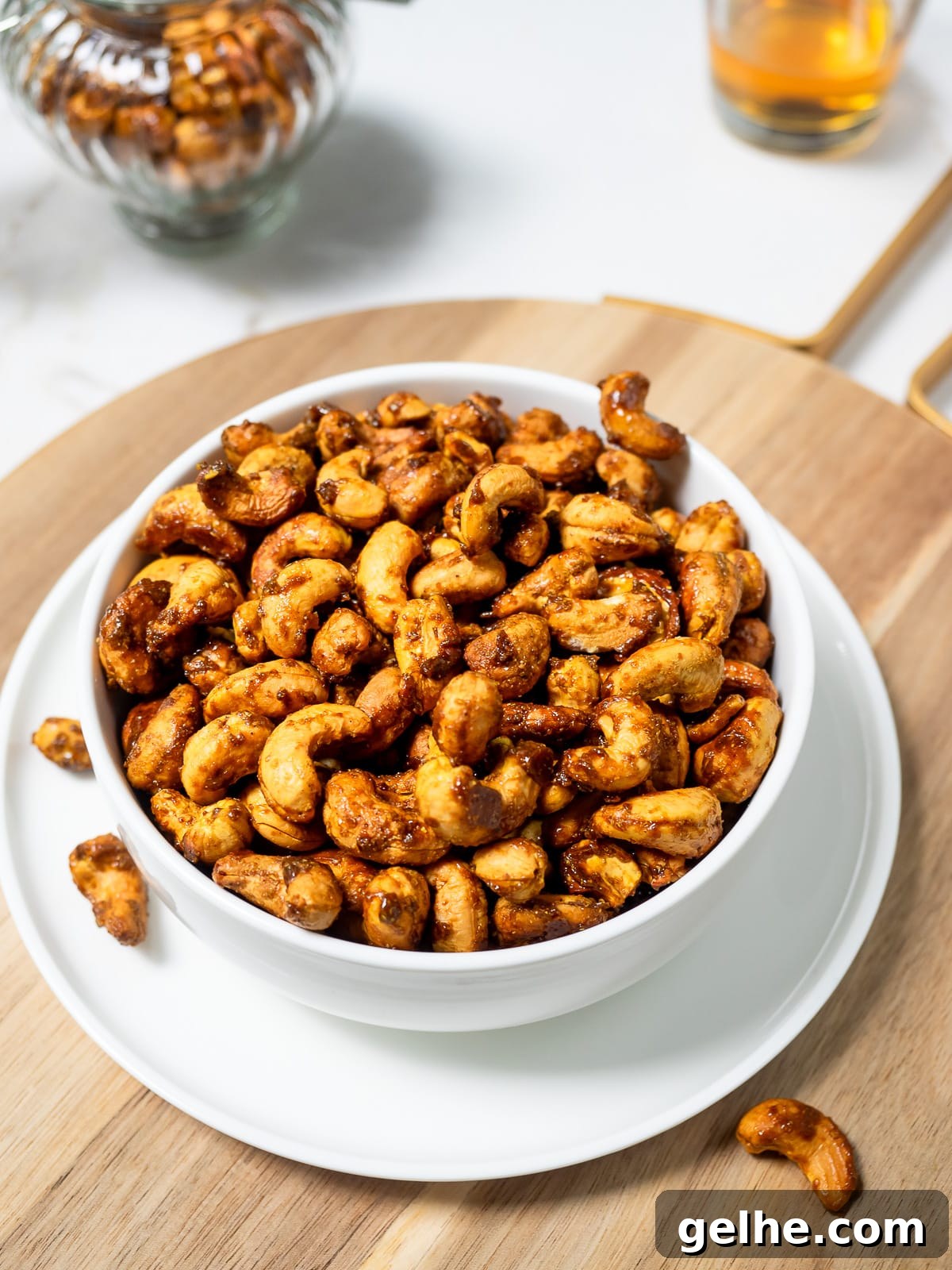 Bowl of curried cashews.