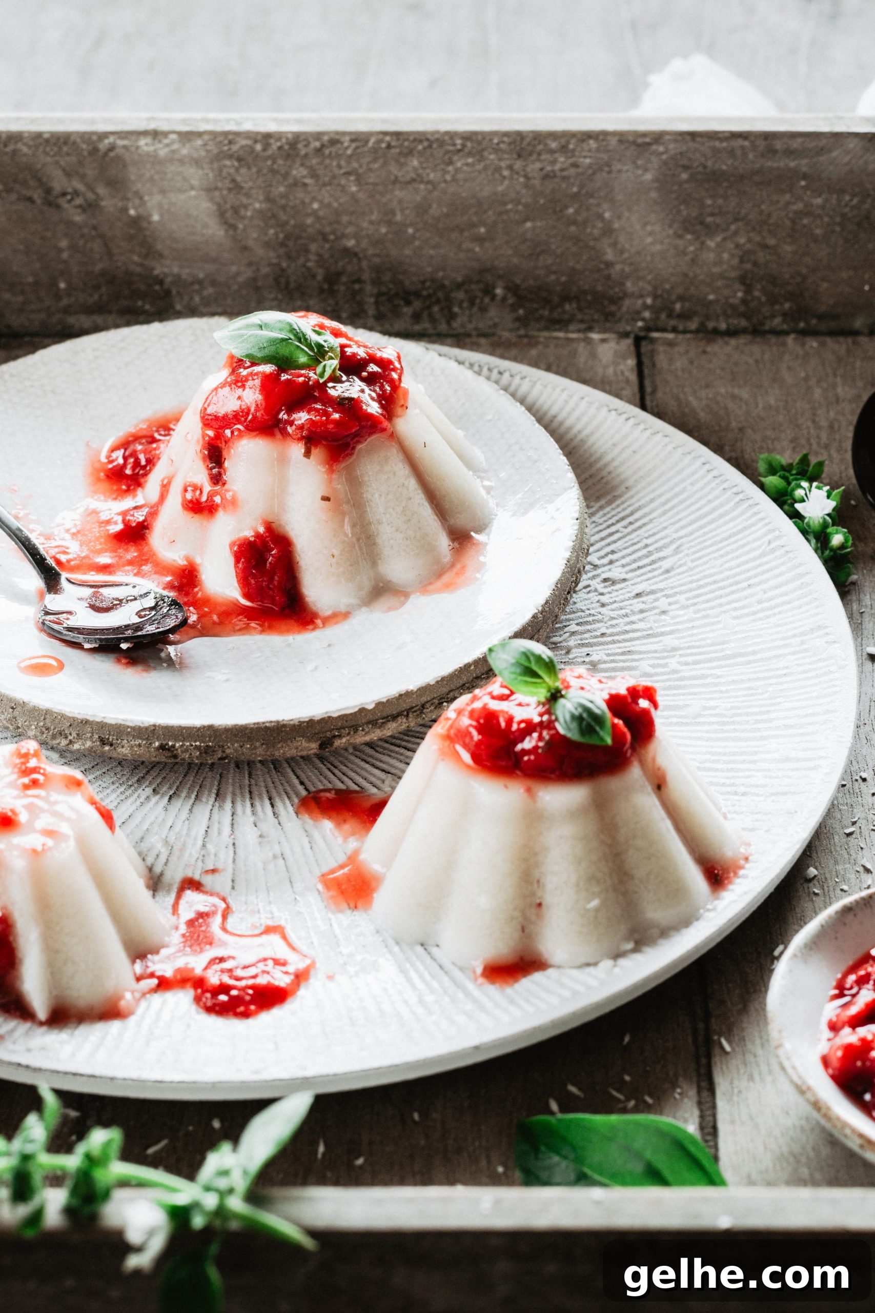 Vegan Panna Cotta with Strawberry-Basil Compote 2 panna cotta vegana
