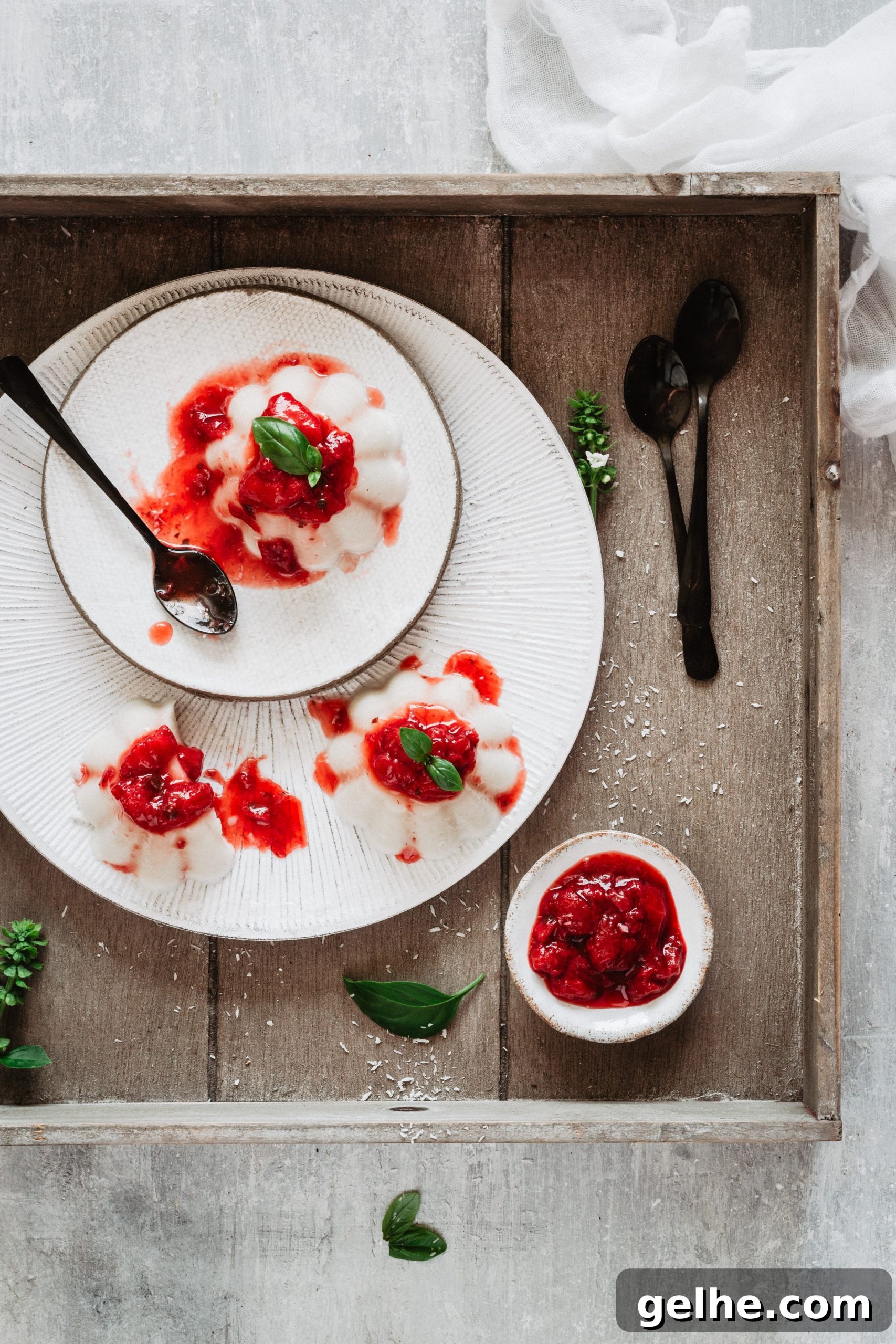 Vegan Panna Cotta with Strawberry-Basil Compote 3 panna cotta vegana