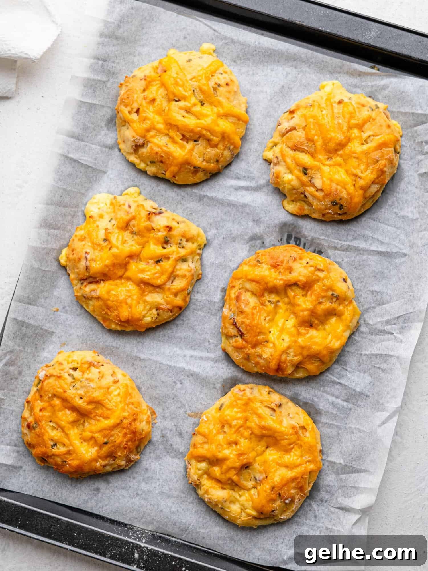 High-Protein Biscuits Without Butter – Fluffy, Low-Fat Recipe 15 Freshly baked breakfast biscuits on a baking tray.