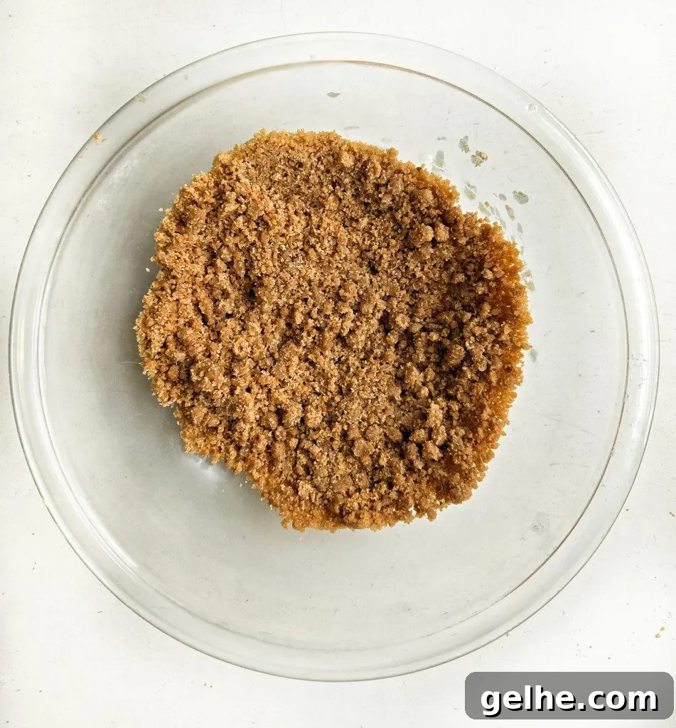 Moist Banana Coffee Cake Bread with Cinnamon Crumble 5 crumb topping